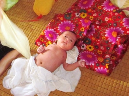 Quà bạn đọc tiếp tục đến với bé Nhân Bản   