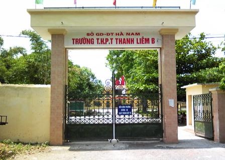 Đã xác định được nữ sinh trong clip đánh nhau như giang hồ