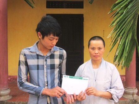 Quà bạn đọc tiếp tục đến với bé Nhân Bản   