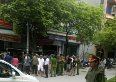 Cả khu phố náo loạn vì cảnh xiết nợ - 2 Cả khu phố náo loạn vì cảnh xiết nợ