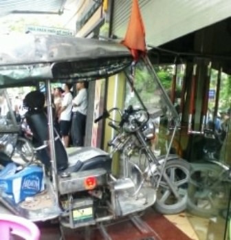 Cả khu phố náo loạn vì cảnh xiết nợ - 1 Cả khu phố náo loạn vì cảnh xiết nợ