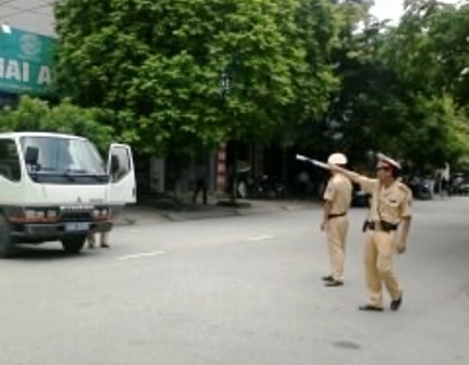 Cả khu phố náo loạn vì cảnh xiết nợ - 4 Cả khu phố náo loạn vì cảnh xiết nợ