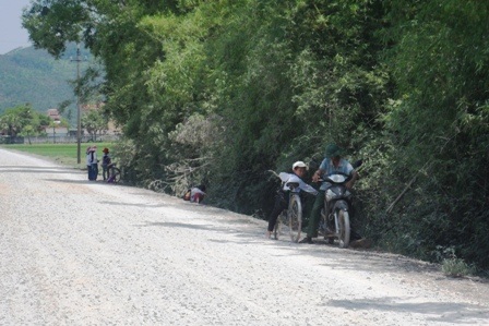 Nắng nóng, người dân đổ xô ra biển giải nhiệt