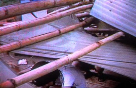 Lốc xoáy quét qua nhiều tỉnh, hàng trăm nhà dân hư hại