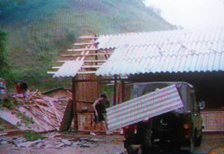 Lốc xoáy quét qua nhiều tỉnh, hàng trăm nhà dân hư hại