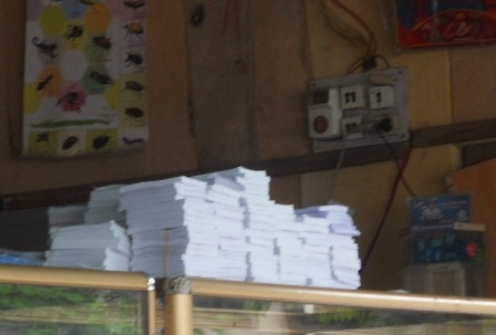 Tại Thanh Hóa: “Phao” thi quây quanh cổng trường