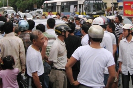 Hàng trăm ngời dân vây quanh chiếc xe khiến giao thông hỗn loạn.