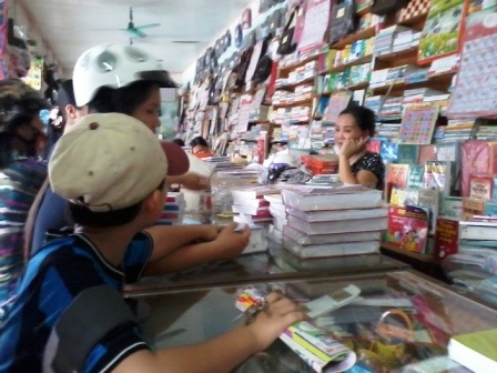 SGK, sách tham khảo cũ được nhiều người quan tâm - 1 Phụ huynh mất rất nhiều thời gian để chọn lựa được sách tham khảo phù hợp cho con em mình.