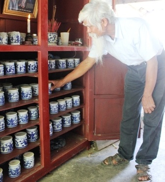 Mỗi hài nhi được ông bà cho vào bát hương rồi gắn chặt xi măng lại.