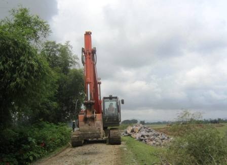 Đê sông Mã sạt lở nghiêm trọng sau bão số 5 - 3 Tình trạng sạt lở ngày càng ăn sâu vào phía trong đê.