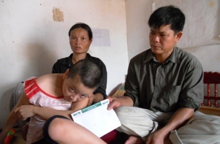 Gia đình anh Lương Văn Chiến nhận quà bạn đọc ủng hộ.