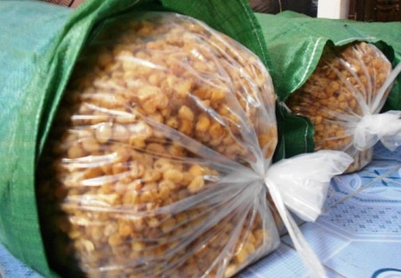  Long nhãn được đóng vào bao tải, chờ xuất khẩu. Gía thành sau khi sấy gần 200 nghìn đồng/kg.