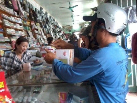 SGK, sách tham khảo cũ được nhiều người quan tâm - 2 SGK cũng như sách tham khảo phong phú và đa dạng, phụ huynh học sinh thỏa sức lựa chọn.