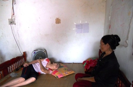 Gần 3 năm trôi qua, Trang chỉ nằm co quắp trong góc giường chịu đựng những đớn đau.