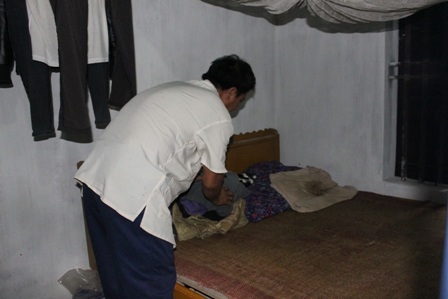 Cứ mỗi khi đón người mới về lão gàn lại chuẩn bị nơi nghỉ ngơi cho họ.