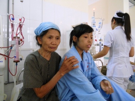 Hai bà cháu bữa đói bữa no bước đi những ngày khốn khổ.