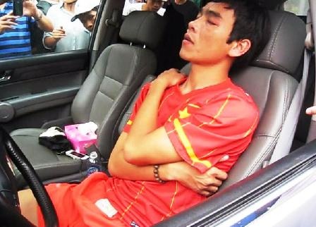 Huy Hoàng vẫn mơ màng trong xe, khi chiếc xe đã bị khống chế.