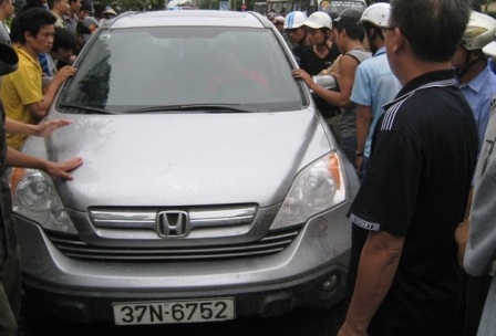 Hàng trăm ngời dân vây quanh chiếc xe khiến giao thông hỗn loạn.