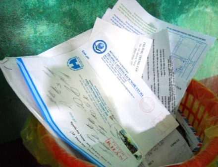  Thậm chí, vì qúa nhiều giấy báo nhập học khiến các thí sinh chỉ còn cách cho vào thùng rác.