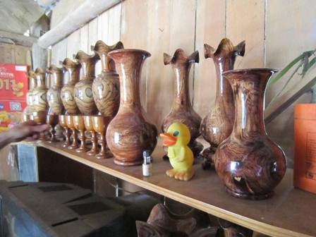 Gỗ quý bị tận diệt phục vụ thú chơi lộc bình - 3 Những chiếc lộc bình làm từ gỗ quý có giá hàng chục triệu đồng của một tay chơi lộc bình Thanh Hóa.