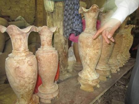 Gỗ quý bị tận diệt phục vụ thú chơi lộc bình - 4 Lộc bình làm từ gỗ nu nghiến sản xuất tại một cơ sở ở Hoà Bình.