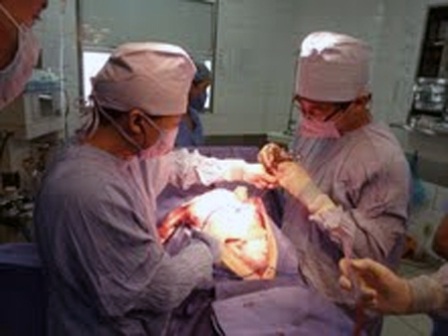 Các bác sỹ tiến hành phẫu thuật cắt bỏ khối u cho bệnh nhân.