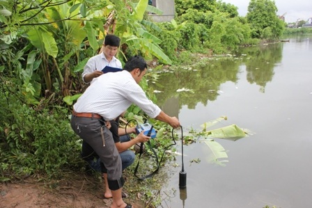 Cán bộ Sở tài nguyên và Môi trường  kiểm tra mẫu nước tại hồ Đình Tràng.
