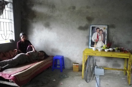 Vợ chồng anh Hùng ra đi, để lại mẹ già một mình, ốm đau bệnh tật.