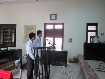 Bị cáo Nguyễn Thanh Hải (trái), Nguyễn Tiến Cường trước vành móng ngựa.