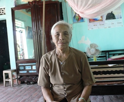 Cụ bà Phạm Thị Cường 10 năm nay đã đi nhặt hơn 4.000 xác hài nhi về chôn cất.