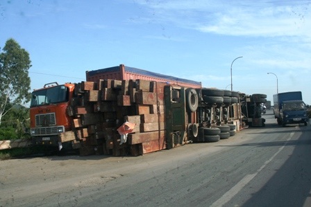 Chiếc xe chở gỗ cao ngút lật nghiêng giữa đường, rất may không có thương vong về người.