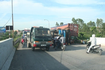 Giao thông đoạn qua hiện trường vụ tai nạn ùn tắc sau sự cố