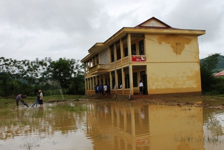 Các đoàn viên thanh niên giúp đỡ người dân và các đơn vị trường học khắc phục hậu quả.