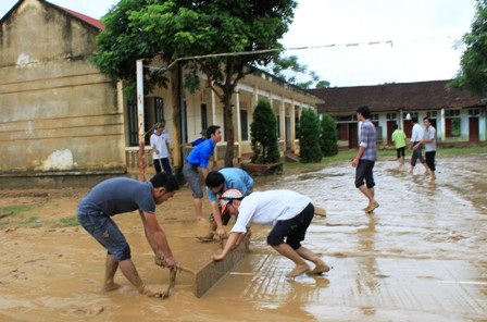 Các đoàn viên thanh niên giúp đỡ người dân và các đơn vị trường học khắc phục hậu quả.