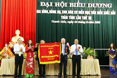 Thanh Hóa: Ngăn chặn hơn 18.000 học sinh có nguy cơ bỏ học - 2 Chủ tịch TW Hội khuyến học Việt Nam trao cờ thi đua cho Hội khuyến học tỉnh Thanh Hóa.