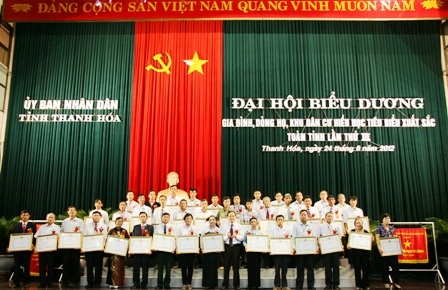 Thanh Hóa: Ngăn chặn hơn 18.000 học sinh có nguy cơ bỏ học - 3 Lãnh đạo tỉnh Thanh Hóa trao bằng khen cho các gia đình, dòng họ, khu dân cư hiếu học.