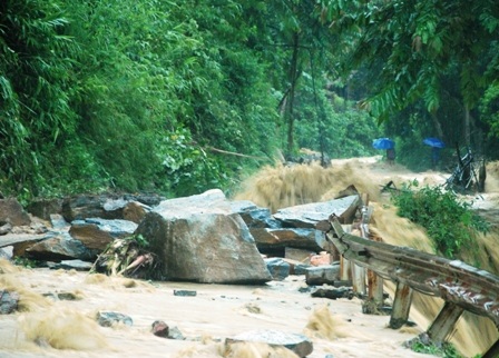 Quốc lộ 217 lên huyện Quan Sơn được thông xe sau hơn một ngày bị chia cắt.
