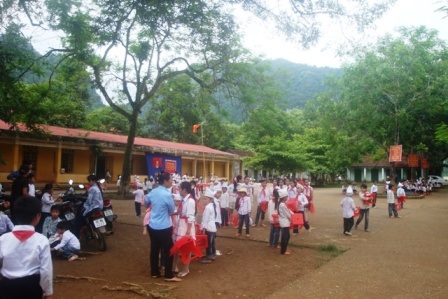 Học sinh Trường THPT Lương Đắc Bằng dự lễ khai giảng. (Ảnh: Nguyễn Thùy - Duy Tuyên)