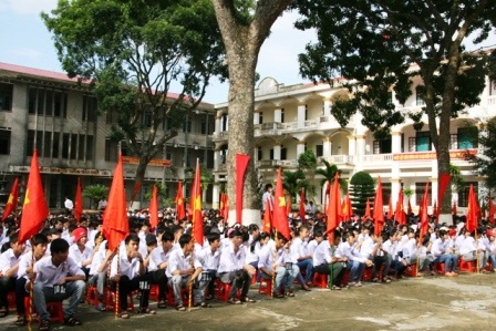 Tưng bừng khai giảng năm học mới 2012 - 2013 - 6 Học sinh Trường THPT Lương Đắc Bằng dự lễ khai giảng. (Ảnh: Nguyễn Thùy - Duy Tuyên)