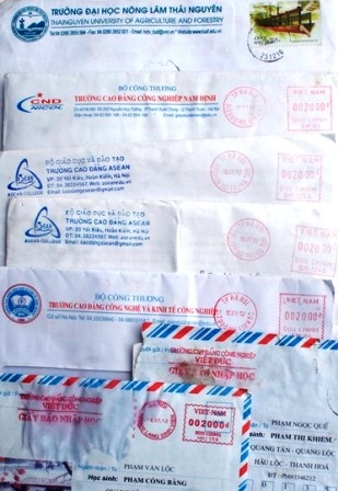  Thậm chí, vì qúa nhiều giấy báo nhập học khiến các thí sinh chỉ còn cách cho vào thùng rác.