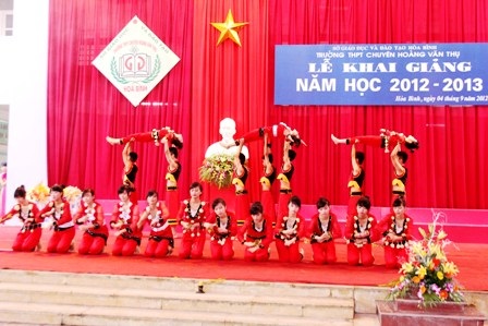 Tưng bừng khai giảng năm học mới 2012 - 2013 - 2 Những tiết mục văn nghệ đặc sắc chào mừng lễ khai giảng năm học mới. (Ảnh: Hồng Dung - Duy Tuyên)