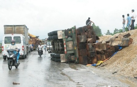 Ô tô chở gỗ nằm vạ bên quốc lộ