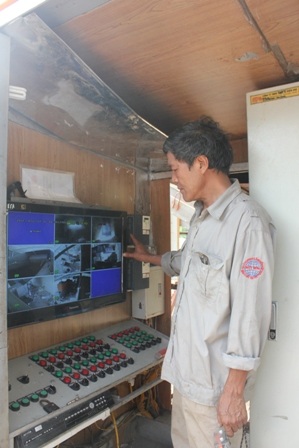 Kỹ sư Lại Minh Chức nói về quy trình hoạt động cảu rác thải qua 7 đầu ra đều được gắn camera.