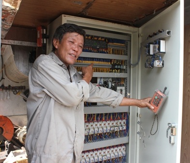 Chỉ cần chiếc điều khiển từ xa và 2 nhân công thì chiếc máy có thể vận hành một cách trơn tru.