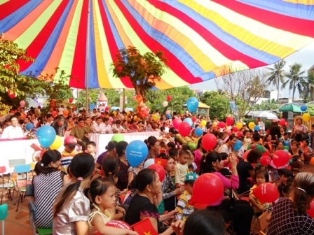 Học sinh Trường THPT Lương Đắc Bằng dự lễ khai giảng. (Ảnh: Nguyễn Thùy - Duy Tuyên)