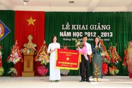 Tưng bừng khai giảng năm học mới 2012 - 2013 - 7 Học sinh Trường THPT Lương Đắc Bằng dự lễ khai giảng. (Ảnh: Nguyễn Thùy - Duy Tuyên)