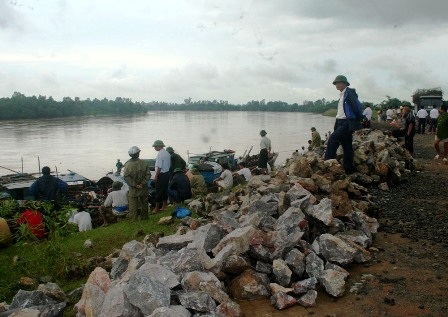Đê sông Chu sạt lở nghiêm trọng, nhiều vùng vẫn chìm trong lũ - 1 Các địa phương đang khẩn trương khắc phục sự cố do mưa lũ.