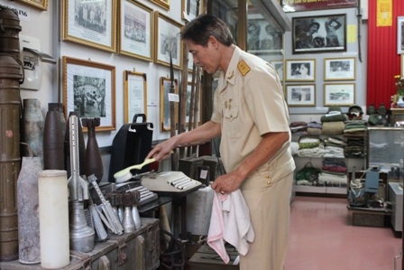 Hàng ngày ông Lưu đều dậy từ sáng sớm cẩn thận, tỉ mỉ lau chùi từng kỷ vật trong bảo tàng.