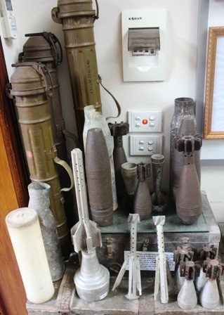 Có cả súng, đạn thời chiến được bảo quản rất tỉ mỉ và cẩn thận.