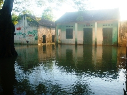 Nhiều điểm trường vẫn còn ngập nước.